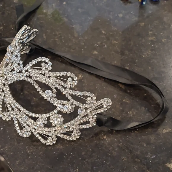 Elegant Silver Rhinestone Mask - Picture 2 of 7